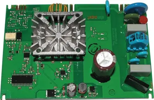 Schaltplatine mit Kühlkörper und verschiedenen elektronischen Komponenten, verwendet in Motoren, möglicherweise für eine Ölpumpe der Marke Wolf.